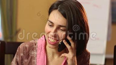 离婚的单身女人笑着，通过电话交谈，约会